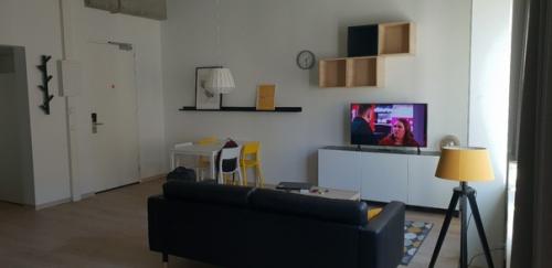 Весьма просторная студия, которую легко можно переделать в несколько комнатную квартиру. 02