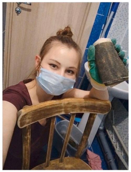 Вместо того чтобы покупать дорогостоящую мебель девушка самостоятельно приводит в порядок старую, давая ей новую жизнь. 01