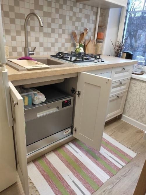 В случае если у вас квартира тоже в хрущевке, то дизайн моей кухни может вам пригодиться, когда вы соберетесь делать ремонт. 05