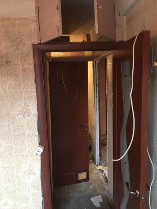 Мужчина продемонстрировал нам процесс ремонта в его однушке, расположенной в хрущевке. 03