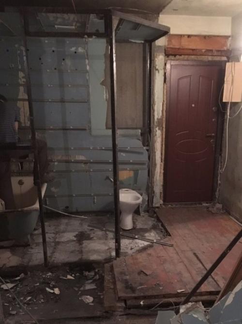 Мужчина продемонстрировал нам процесс ремонта в его однушке, расположенной в хрущевке.