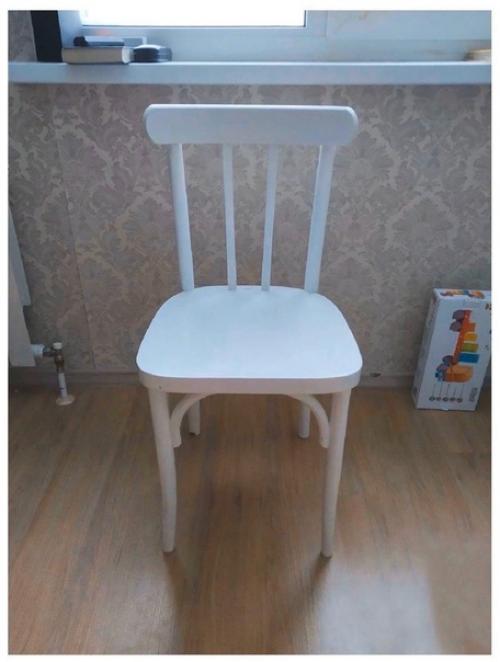 Вместо того чтобы покупать дорогостоящую мебель девушка самостоятельно приводит в порядок старую, давая ей новую жизнь. 05