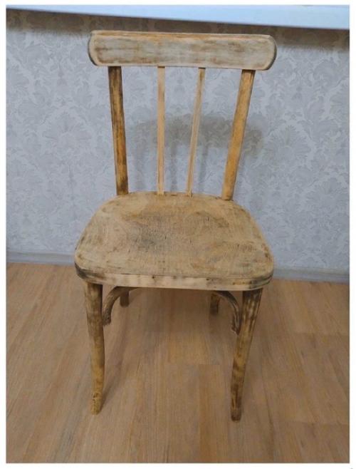 Вместо того чтобы покупать дорогостоящую мебель девушка самостоятельно приводит в порядок старую, давая ей новую жизнь. 04