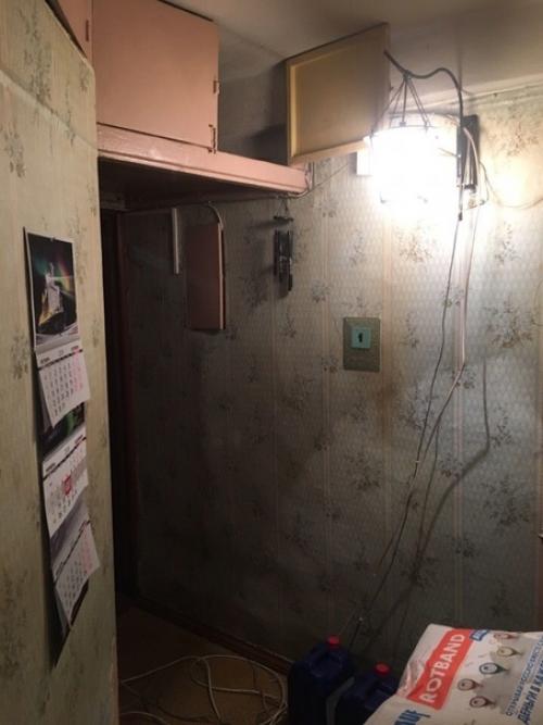 Мужчина продемонстрировал нам процесс ремонта в его однушке, расположенной в хрущевке. 02