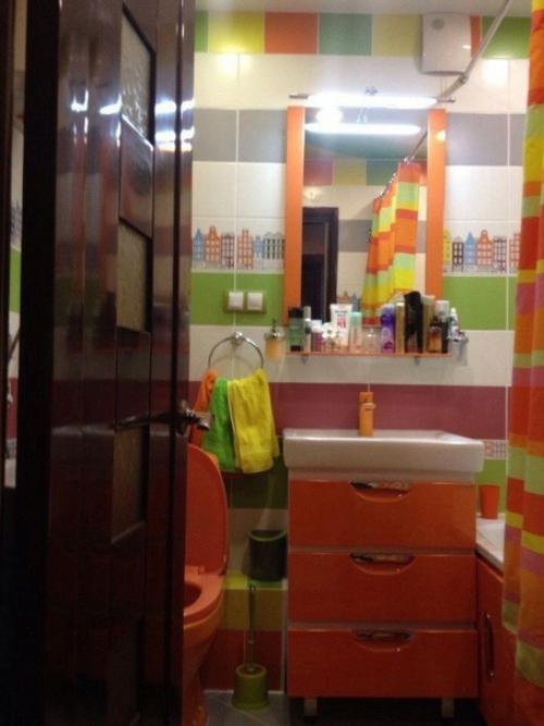 Мне пришла в голову мысль, что я устала от обычных стандартных цветов ванной комнаты, таких как серый, белый и черный.