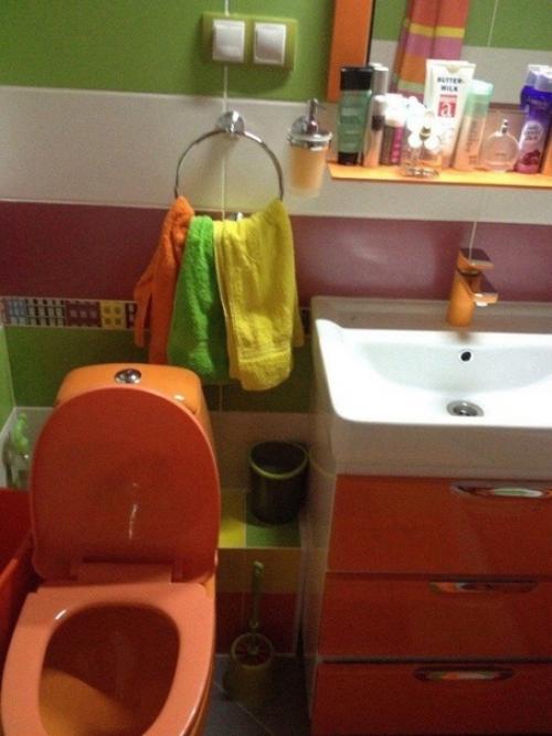 Мне пришла в голову мысль, что я устала от обычных стандартных цветов ванной комнаты, таких как серый, белый и черный. 08