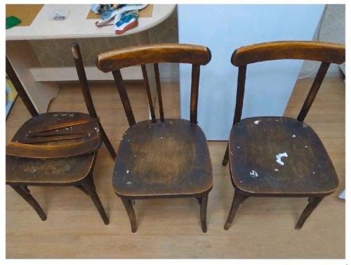 Вместо того чтобы покупать дорогостоящую мебель девушка самостоятельно приводит в порядок старую, давая ей новую жизнь.