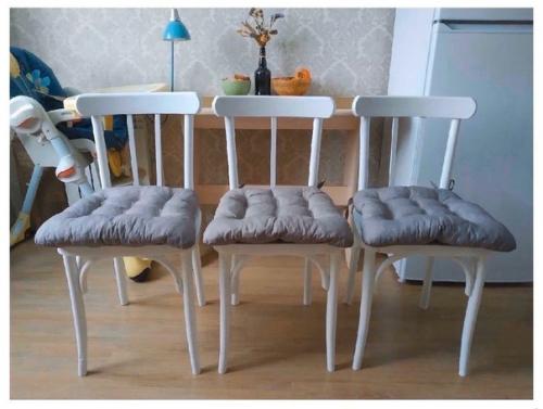 Вместо того чтобы покупать дорогостоящую мебель девушка самостоятельно приводит в порядок старую, давая ей новую жизнь. 06