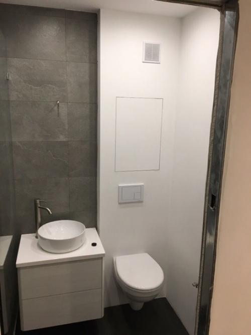 Мужчина продемонстрировал нам процесс ремонта в его однушке, расположенной в хрущевке. 08