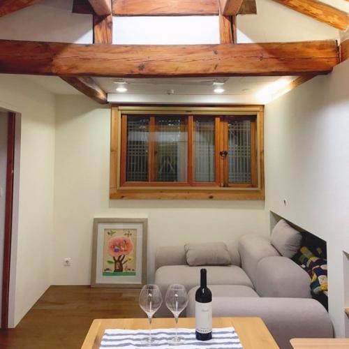 Как у нас в стране оформляют квартиры мы уже с вами знаем, а давайте посмотрим, как выглядят дома в Корее. 02