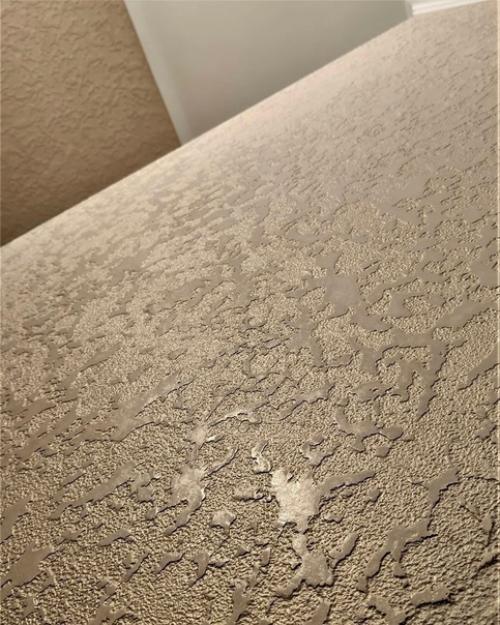 Мы устали от постоянного переклеивания обоев и приняли решение использовать другой подход - создать фактурную отделку стен с помощью штукатурки. 01