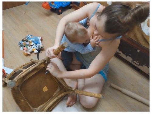 Вместо того чтобы покупать дорогостоящую мебель девушка самостоятельно приводит в порядок старую, давая ей новую жизнь. 03