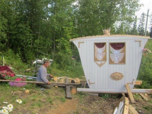 Мужчина решил порадовать свою жену, сделав как она говорила, красивый дачный туалет. 03