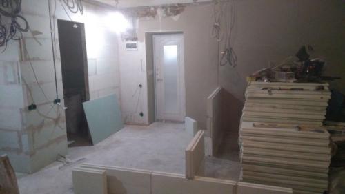 Мы долго все ломали, затем столько же выносили весь мусор, чтобы получить по итогу цивильную квартиру. 03