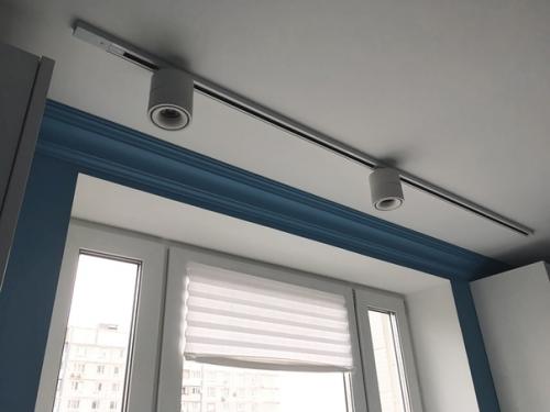 Рабочий стол в детской комнате с местами для хранения вещей и учебников. 01