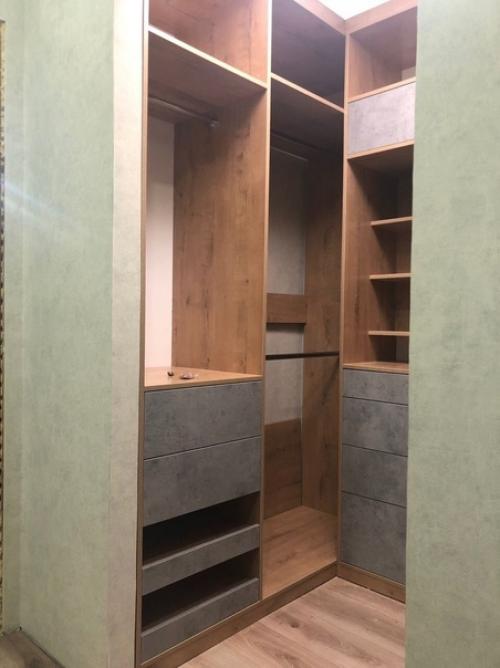 Немного подзаморочились, протюнинговали кладовку, чтобы максимально результативно можно было хранить там вещи. 02