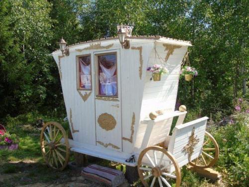 Мужчина решил порадовать свою жену, сделав как она говорила, красивый дачный туалет.