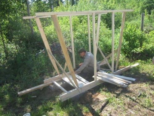 Мужчина решил порадовать свою жену, сделав как она говорила, красивый дачный туалет. 01