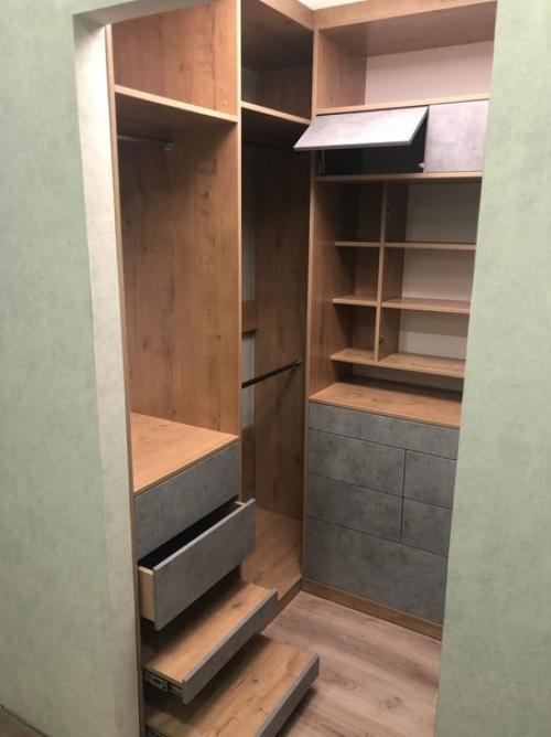 Немного подзаморочились, протюнинговали кладовку, чтобы максимально результативно можно было хранить там вещи. 03