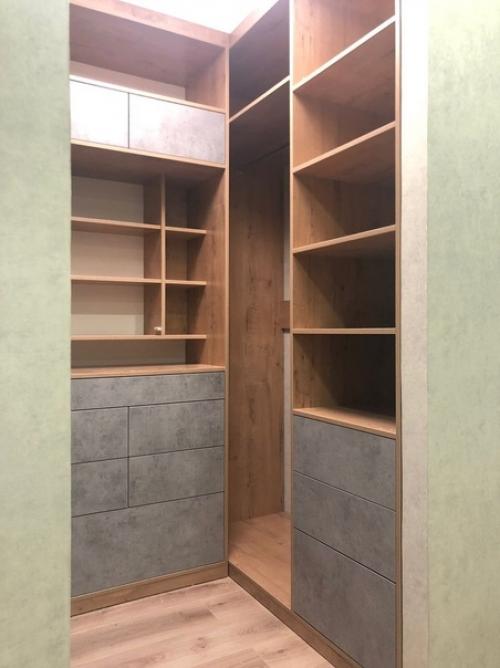 Немного подзаморочились, протюнинговали кладовку, чтобы максимально результативно можно было хранить там вещи. 01