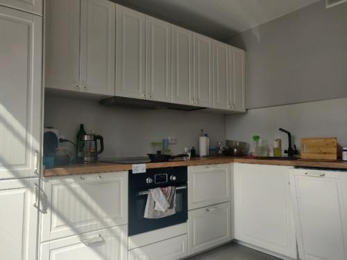 Пока готова только кухня, правую часть мы не знаем оставить как есть (серая стена) или лучше полочку соорудить для часто нужных баночек.