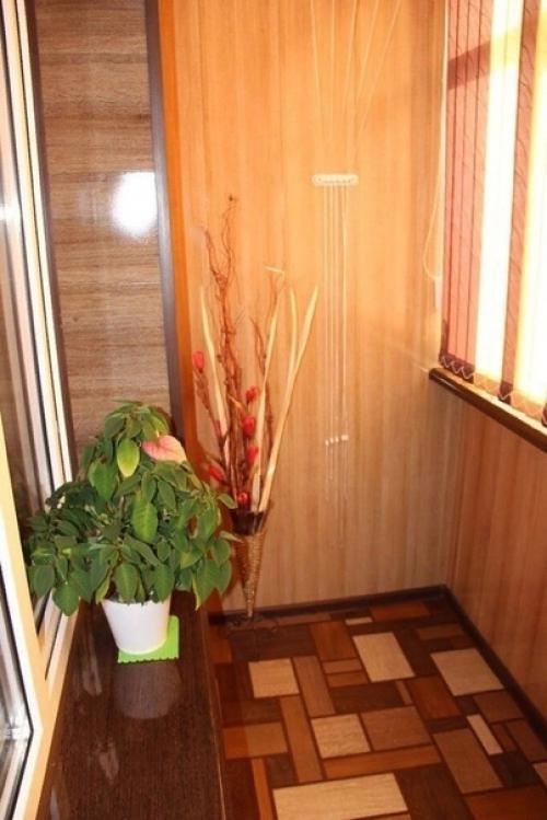 Вот, за одни выходные муж сделал нам симпатичный балкончик, вполне бюджетненько и со вкусом. 07