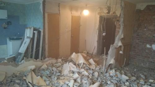 Мы долго все ломали, затем столько же выносили весь мусор, чтобы получить по итогу цивильную квартиру. 02