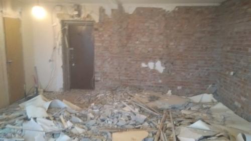 Мы долго все ломали, затем столько же выносили весь мусор, чтобы получить по итогу цивильную квартиру. 01
