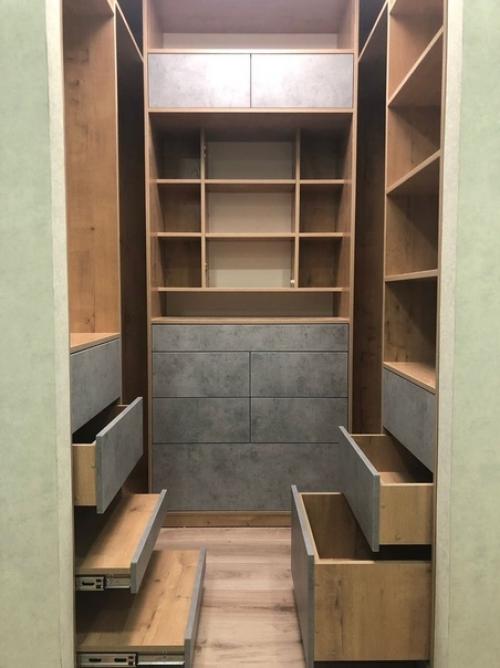 Немного подзаморочились, протюнинговали кладовку, чтобы максимально результативно можно было хранить там вещи.