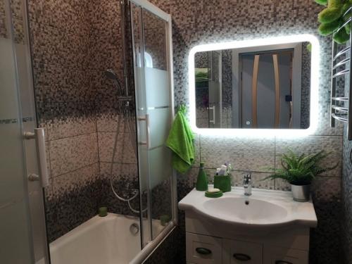 Я покажу ка и свою ванную.