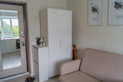 Мы приобрели комнату площадью 15 м 2 в общежитии и превратили ее в уютную студию. 05