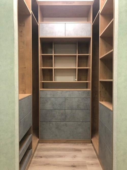 Немного подзаморочились, протюнинговали кладовку, чтобы максимально результативно можно было хранить там вещи. 04