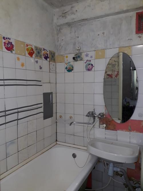 Сначала потребовалось изрядно попотеть, чтобы отковырять всю плитку. 01