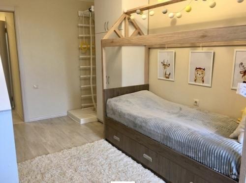 Вот так мы переделали старую гостинную, в стильную детскую комнату. 02