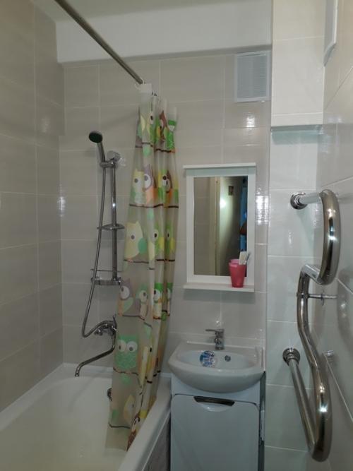 Сначала потребовалось изрядно попотеть, чтобы отковырять всю плитку. 08