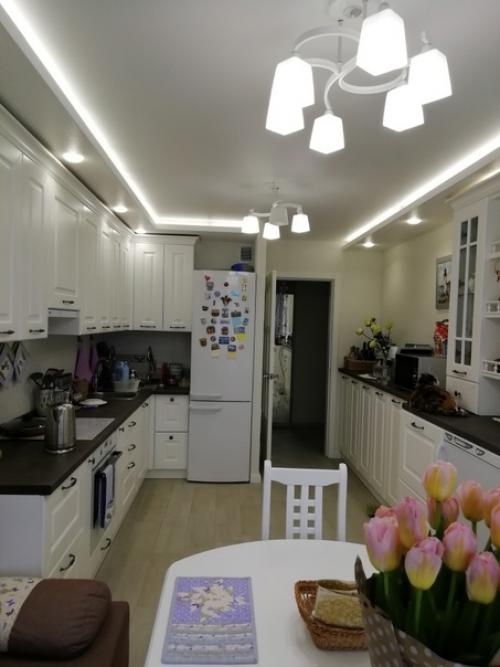 Решили поступить нестандартно и выделили под кухню комнату в которой должна была быть гостинная. 01