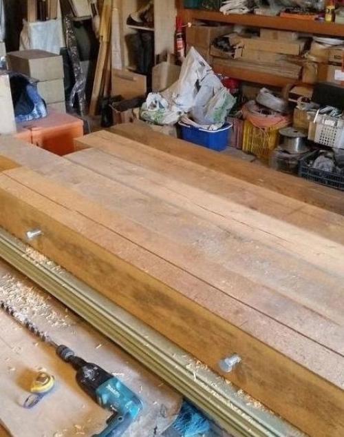 Таким образом, если ты давно искал вариант, как очень быстро и круто сделать кровать из дерева, то вот тебе способ! 01