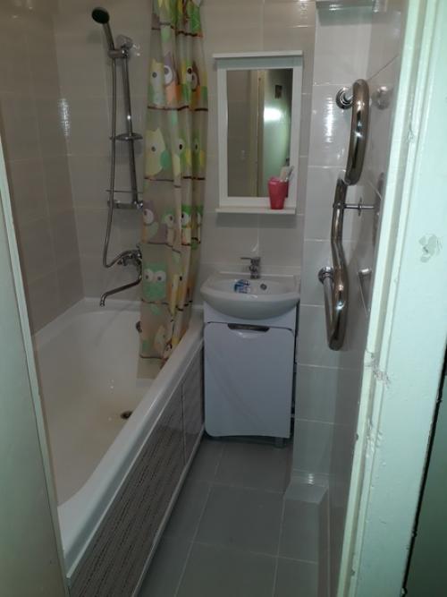 Сначала потребовалось изрядно попотеть, чтобы отковырять всю плитку. 09