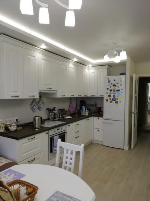 Решили поступить нестандартно и выделили под кухню комнату в которой должна была быть гостинная. 03