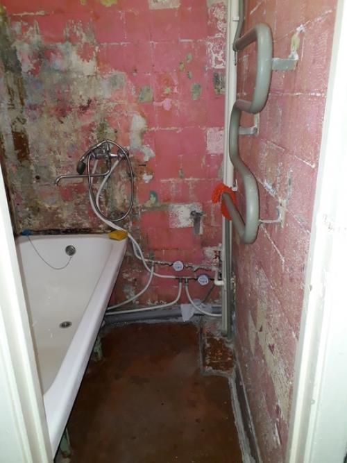 Сначала потребовалось изрядно попотеть, чтобы отковырять всю плитку. 02