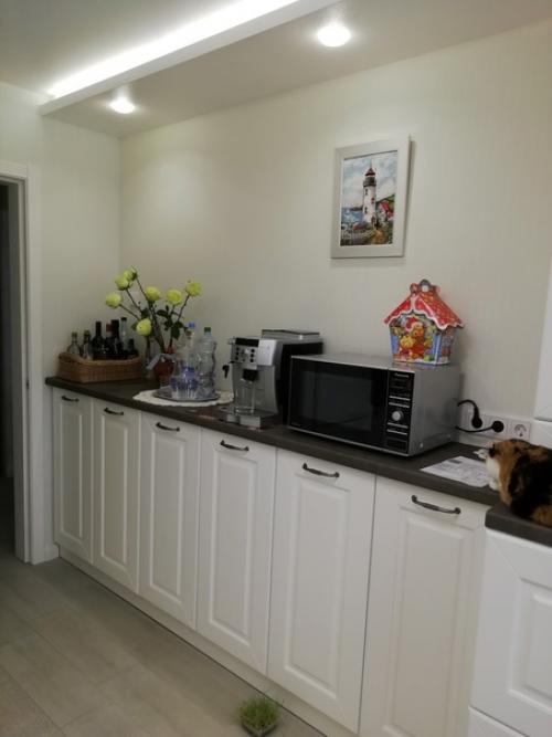 Решили поступить нестандартно и выделили под кухню комнату в которой должна была быть гостинная. 04