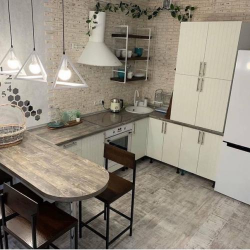 Старались придерживаться стиля лофт, когда делали ремонт. 03