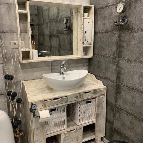 Старались придерживаться стиля лофт, когда делали ремонт. 09