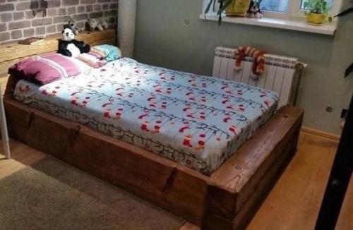 Таким образом, если ты давно искал вариант, как очень быстро и круто сделать кровать из дерева, то вот тебе способ! 04