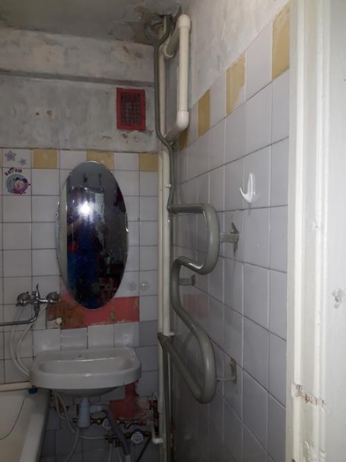 Сначала потребовалось изрядно попотеть, чтобы отковырять всю плитку.