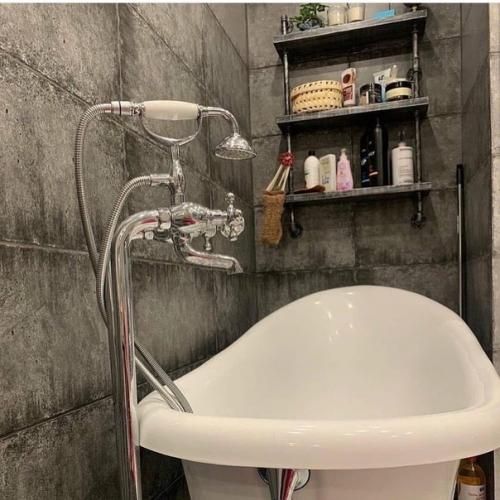 Старались придерживаться стиля лофт, когда делали ремонт. 07