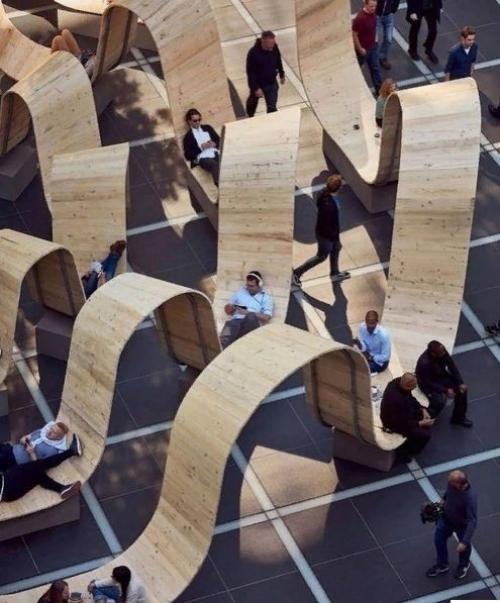 Не знаю в каком городе, но скамейки смотрятся весьма необычно, можно их отнести даже к достопримечательностям.