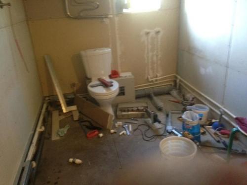 Вот такую ванную комнату мы у себя на чердаке забабахали. 01