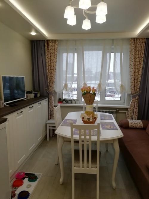 Решили поступить нестандартно и выделили под кухню комнату в которой должна была быть гостинная. 07