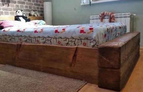Таким образом, если ты давно искал вариант, как очень быстро и круто сделать кровать из дерева, то вот тебе способ! 03